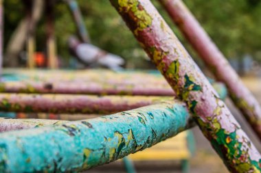 Kharkiv, Ukrayna, 12 Eylül 2024 Saltivka bölgesindeki hasarlı bir binanın önündeki terk edilmiş çocuk parkı. Büyük çaplı Rus füzeleri saldırısından sonra çocuklar buradan tahliye edildi..