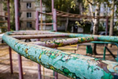 Kharkiv, Ukrayna, 12 Eylül 2024 Saltivka bölgesindeki hasarlı bir binanın önündeki terk edilmiş çocuk parkı. Büyük çaplı Rus füzeleri saldırısından sonra çocuklar buradan tahliye edildi..