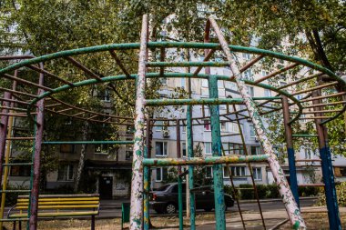 Kharkiv, Ukrayna, 12 Eylül 2024 Saltivka bölgesindeki hasarlı bir binanın önündeki terk edilmiş çocuk parkı. Büyük çaplı Rus füzeleri saldırısından sonra çocuklar buradan tahliye edildi..