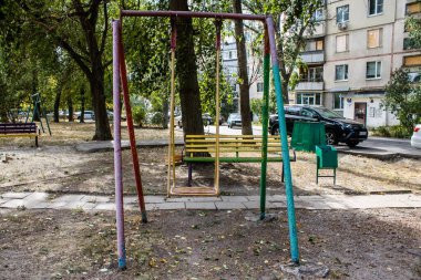 Kharkiv, Ukrayna, 12 Eylül 2024 Saltivka bölgesindeki hasarlı bir binanın önündeki terk edilmiş çocuk parkı. Büyük çaplı Rus füzeleri saldırısından sonra çocuklar buradan tahliye edildi..