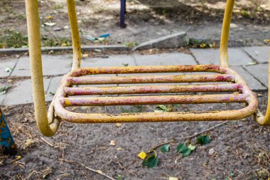 Kharkiv, Ukrayna, 12 Eylül 2024 Saltivka bölgesindeki hasarlı bir binanın önündeki terk edilmiş çocuk parkı. Büyük çaplı Rus füzeleri saldırısından sonra çocuklar buradan tahliye edildi..