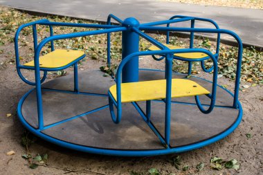 Kharkiv, Ukrayna, 12 Eylül 2024 Saltivka bölgesindeki hasarlı bir binanın önündeki terk edilmiş çocuk parkı. Büyük çaplı Rus füzeleri saldırısından sonra çocuklar buradan tahliye edildi..