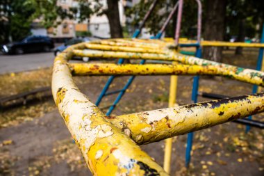 Kharkiv, Ukrayna, 12 Eylül 2024 Saltivka bölgesindeki hasarlı bir binanın önündeki terk edilmiş çocuk parkı. Büyük çaplı Rus füzeleri saldırısından sonra çocuklar buradan tahliye edildi..