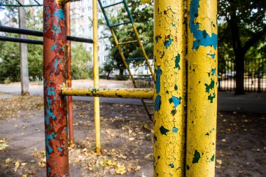 Kharkiv, Ukrayna, 12 Eylül 2024 Saltivka bölgesindeki hasarlı bir binanın önündeki terk edilmiş çocuk parkı. Büyük çaplı Rus füzeleri saldırısından sonra çocuklar buradan tahliye edildi..