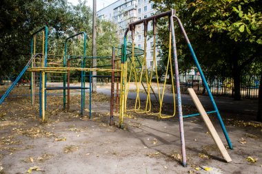 Kharkiv, Ukrayna, 12 Eylül 2024 Saltivka bölgesindeki hasarlı bir binanın önündeki terk edilmiş çocuk parkı. Büyük çaplı Rus füzeleri saldırısından sonra çocuklar buradan tahliye edildi..