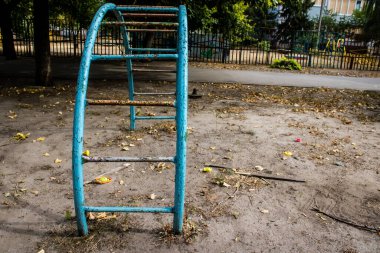 Kharkiv, Ukrayna, 12 Eylül 2024 Saltivka bölgesindeki hasarlı bir binanın önündeki terk edilmiş çocuk parkı. Büyük çaplı Rus füzeleri saldırısından sonra çocuklar buradan tahliye edildi..