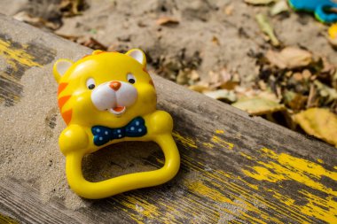 Kharkiv, Ukrayna, 12 Eylül 2024 Saltivka bölgesindeki hasarlı bir binanın önündeki terk edilmiş çocuk parkı. Büyük çaplı Rus füzeleri saldırısından sonra çocuklar buradan tahliye edildi..