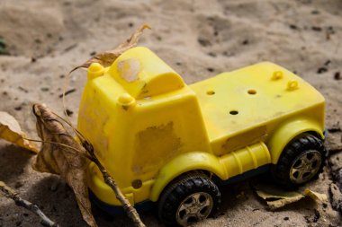 Kharkiv, Ukrayna, 12 Eylül 2024 Saltivka bölgesindeki hasarlı bir binanın önündeki terk edilmiş çocuk parkı. Büyük çaplı Rus füzeleri saldırısından sonra çocuklar buradan tahliye edildi..