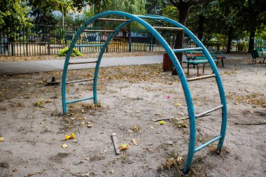 Kharkiv, Ukrayna, 12 Eylül 2024 Saltivka bölgesindeki hasarlı bir binanın önündeki terk edilmiş çocuk parkı. Büyük çaplı Rus füzeleri saldırısından sonra çocuklar buradan tahliye edildi..