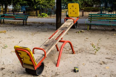 Kharkiv, Ukrayna, 12 Eylül 2024 Saltivka bölgesindeki hasarlı bir binanın önündeki terk edilmiş çocuk parkı. Büyük çaplı Rus füzeleri saldırısından sonra çocuklar buradan tahliye edildi..