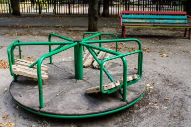 Kharkiv, Ukrayna, 12 Eylül 2024 Saltivka bölgesindeki hasarlı bir binanın önündeki terk edilmiş çocuk parkı. Büyük çaplı Rus füzeleri saldırısından sonra çocuklar buradan tahliye edildi..