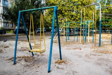 Kharkiv, Ukrayna, 12 Eylül 2024 Saltivka bölgesindeki hasarlı bir binanın önündeki terk edilmiş çocuk parkı. Büyük çaplı Rus füzeleri saldırısından sonra çocuklar buradan tahliye edildi..