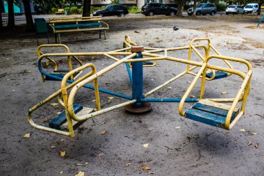 Kharkiv, Ukrayna, 12 Eylül 2024 Saltivka bölgesindeki hasarlı bir binanın önündeki terk edilmiş çocuk parkı. Büyük çaplı Rus füzeleri saldırısından sonra çocuklar buradan tahliye edildi..