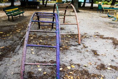 Kharkiv, Ukrayna, 12 Eylül 2024 Saltivka bölgesindeki hasarlı bir binanın önündeki terk edilmiş çocuk parkı. Büyük çaplı Rus füzeleri saldırısından sonra çocuklar buradan tahliye edildi..