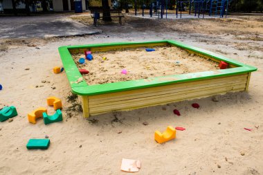 Kharkiv, Ukrayna, 12 Eylül 2024 Saltivka bölgesindeki hasarlı bir binanın önündeki terk edilmiş çocuk parkı. Büyük çaplı Rus füzeleri saldırısından sonra çocuklar buradan tahliye edildi..