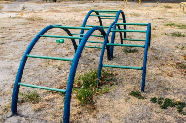 Kharkiv, Ukrayna, 12 Eylül 2024 Saltivka bölgesindeki hasarlı bir binanın önündeki terk edilmiş çocuk parkı. Büyük çaplı Rus füzeleri saldırısından sonra çocuklar buradan tahliye edildi..