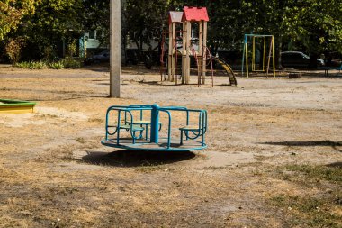 Kharkiv, Ukrayna, 12 Eylül 2024 Saltivka bölgesindeki hasarlı bir binanın önündeki terk edilmiş çocuk parkı. Büyük çaplı Rus füzeleri saldırısından sonra çocuklar buradan tahliye edildi..