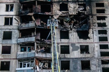 Kharkiv, Ukrayna, 15 Eylül 2024 Rus hava saldırısı 12 katlı bir binayı vurdu. Patlama, cam ve metali her yöne uçurdu. Bu da ikincil hasara yol açtı..