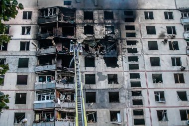 Kharkiv, Ukrayna, 15 Eylül 2024 Rus hava saldırısı 12 katlı bir binayı vurdu. Patlama, cam ve metali her yöne uçurdu. Bu da ikincil hasara yol açtı..