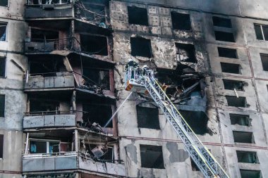 Kharkiv, Ukrayna, 15 Eylül 2024 Rus hava saldırısı 12 katlı bir binayı vurdu. Patlama, cam ve metali her yöne uçurdu. Bu da ikincil hasara yol açtı..