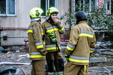 Kharkiv, Ukrayna, 15 Eylül 2024 Rus hava saldırısı 12 katlı bir binayı vurdu. Patlama, cam ve metali her yöne uçurdu. Bu da ikincil hasara yol açtı..