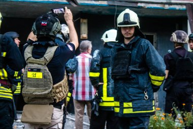 Kharkiv, Ukrayna, 15 Eylül 2024 Rus hava saldırısı 12 katlı bir binayı vurdu. Patlama, cam ve metali her yöne uçurdu. Bu da ikincil hasara yol açtı..