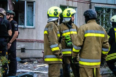 Kharkiv, Ukrayna, 15 Eylül 2024 Rus hava saldırısı 12 katlı bir binayı vurdu. Patlama, cam ve metali her yöne uçurdu. Bu da ikincil hasara yol açtı..