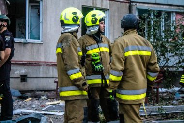 Kharkiv, Ukrayna, 15 Eylül 2024 Rus hava saldırısı 12 katlı bir binayı vurdu. Patlama, cam ve metali her yöne uçurdu. Bu da ikincil hasara yol açtı..