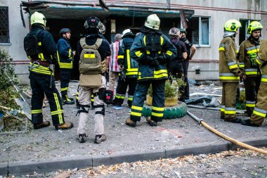 Kharkiv, Ukrayna, 15 Eylül 2024 Rus hava saldırısı 12 katlı bir binayı vurdu. Patlama, cam ve metali her yöne uçurdu. Bu da ikincil hasara yol açtı..