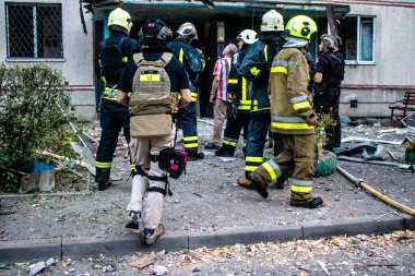 Kharkiv, Ukrayna, 15 Eylül 2024 Rus hava saldırısı 12 katlı bir binayı vurdu. Patlama, cam ve metali her yöne uçurdu. Bu da ikincil hasara yol açtı..