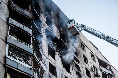 Kharkiv, Ukrayna, 15 Eylül 2024 Rus hava saldırısı 12 katlı bir binayı vurdu. Patlama, cam ve metali her yöne uçurdu. Bu da ikincil hasara yol açtı..