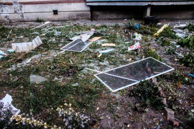 Kharkiv, Ukrayna, 15 Eylül 2024 Rus hava saldırısı 12 katlı bir binayı vurdu. Patlama, cam ve metali her yöne uçurdu. Bu da ikincil hasara yol açtı..