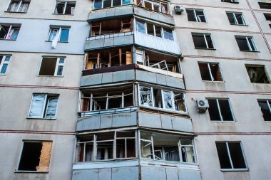 Kharkiv, Ukrayna, 15 Eylül 2024 Rus hava saldırısı 12 katlı bir binayı vurdu. Patlama, cam ve metali her yöne uçurdu. Bu da ikincil hasara yol açtı..