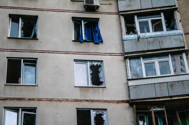 Kharkiv, Ukrayna, 15 Eylül 2024 Rus hava saldırısı 12 katlı bir binayı vurdu. Patlama, cam ve metali her yöne uçurdu. Bu da ikincil hasara yol açtı..