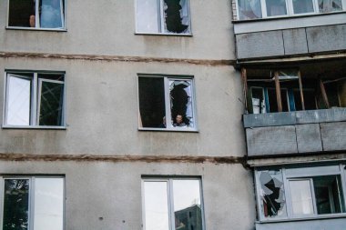 Kharkiv, Ukrayna, 15 Eylül 2024 Rus hava saldırısı 12 katlı bir binayı vurdu. Patlama, cam ve metali her yöne uçurdu. Bu da ikincil hasara yol açtı..