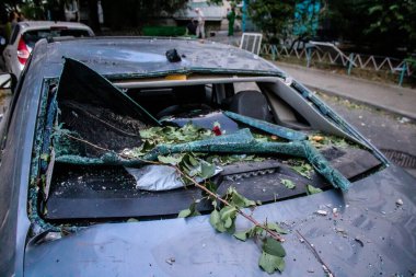 Kharkiv, Ukrayna, 15 Eylül 2024 Rus hava saldırısı 12 katlı bir binayı vurdu. Patlama, cam ve metali her yöne uçurdu. Bu da ikincil hasara yol açtı..