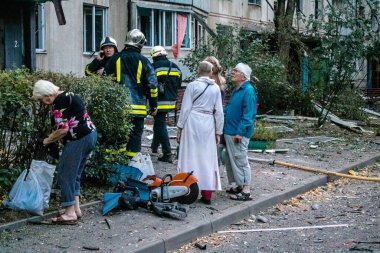 Kharkiv, Ukrayna, 15 Eylül 2024 Rus hava saldırısı 12 katlı bir binayı vurdu. Patlama, cam ve metali her yöne uçurdu. Bu da ikincil hasara yol açtı..