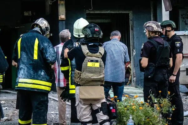 Kharkiv, Ukrayna, 15 Eylül 2024 Rus hava saldırısı 12 katlı bir binayı vurdu. Patlama, cam ve metali her yöne uçurdu. Bu da ikincil hasara yol açtı..