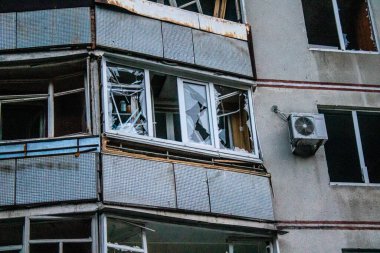 Kharkiv, Ukrayna, 15 Eylül 2024 Rus hava saldırısı 12 katlı bir binayı vurdu. Patlama, cam ve metali her yöne uçurdu. Bu da ikincil hasara yol açtı..