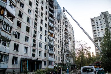 Kharkiv, Ukrayna, 15 Eylül 2024 Rus hava saldırısı 12 katlı bir binayı vurdu. Patlama, cam ve metali her yöne uçurdu. Bu da ikincil hasara yol açtı..