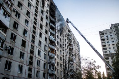 Kharkiv, Ukrayna, 15 Eylül 2024 Rus hava saldırısı 12 katlı bir binayı vurdu. Patlama, cam ve metali her yöne uçurdu. Bu da ikincil hasara yol açtı..