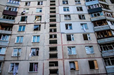 Kharkiv, Ukrayna, 15 Eylül 2024 Rus hava saldırısı 12 katlı bir binayı vurdu. Patlama, cam ve metali her yöne uçurdu. Bu da ikincil hasara yol açtı..
