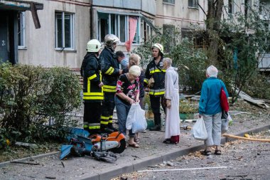 Kharkiv, Ukrayna, 15 Eylül 2024 Rus hava saldırısı 12 katlı bir binayı vurdu. Patlama, cam ve metali her yöne uçurdu. Bu da ikincil hasara yol açtı..