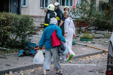 Kharkiv, Ukrayna, 15 Eylül 2024 Rus hava saldırısı 12 katlı bir binayı vurdu. Patlama, cam ve metali her yöne uçurdu. Bu da ikincil hasara yol açtı..