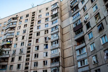 Kharkiv, Ukrayna, 15 Eylül 2024 Rus hava saldırısı 12 katlı bir binayı vurdu. Patlama, cam ve metali her yöne uçurdu. Bu da ikincil hasara yol açtı..