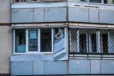 Kharkiv, Ukrayna, 15 Eylül 2024 Rus hava saldırısı 12 katlı bir binayı vurdu. Patlama, cam ve metali her yöne uçurdu. Bu da ikincil hasara yol açtı..