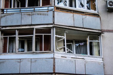 Kharkiv, Ukrayna, 15 Eylül 2024 Rus hava saldırısı 12 katlı bir binayı vurdu. Patlama, cam ve metali her yöne uçurdu. Bu da ikincil hasara yol açtı..