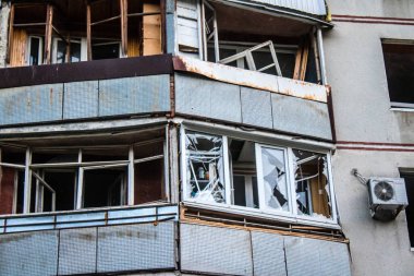 Kharkiv, Ukrayna, 15 Eylül 2024 Rus hava saldırısı 12 katlı bir binayı vurdu. Patlama, cam ve metali her yöne uçurdu. Bu da ikincil hasara yol açtı..