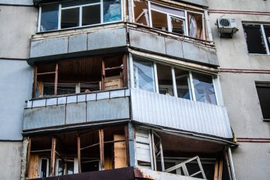 Kharkiv, Ukrayna, 15 Eylül 2024 Rus hava saldırısı 12 katlı bir binayı vurdu. Patlama, cam ve metali her yöne uçurdu. Bu da ikincil hasara yol açtı..