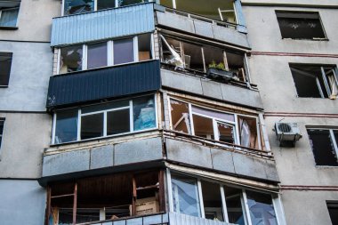 Kharkiv, Ukrayna, 15 Eylül 2024 Rus hava saldırısı 12 katlı bir binayı vurdu. Patlama, cam ve metali her yöne uçurdu. Bu da ikincil hasara yol açtı..